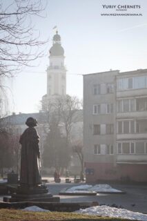 Drohobych pomnik Jurij Kotermak widok na plac glowny